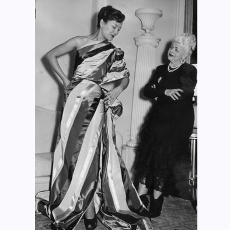 نينا ريتشي تنهي أحد رسوماتها الابداعية