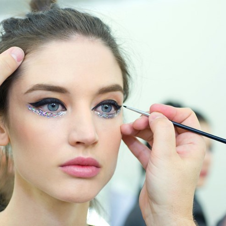 مكياج عروس باللون الجليتر الفضي 