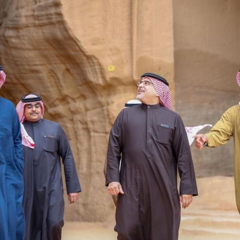 ولي عهد البحرين يزور آثار العلا في السعودية 