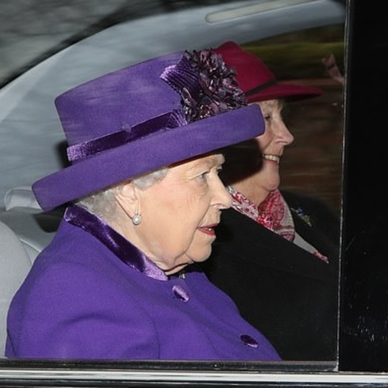  الملكة إليزابيث في إطلالة أرجوانية أنيقة