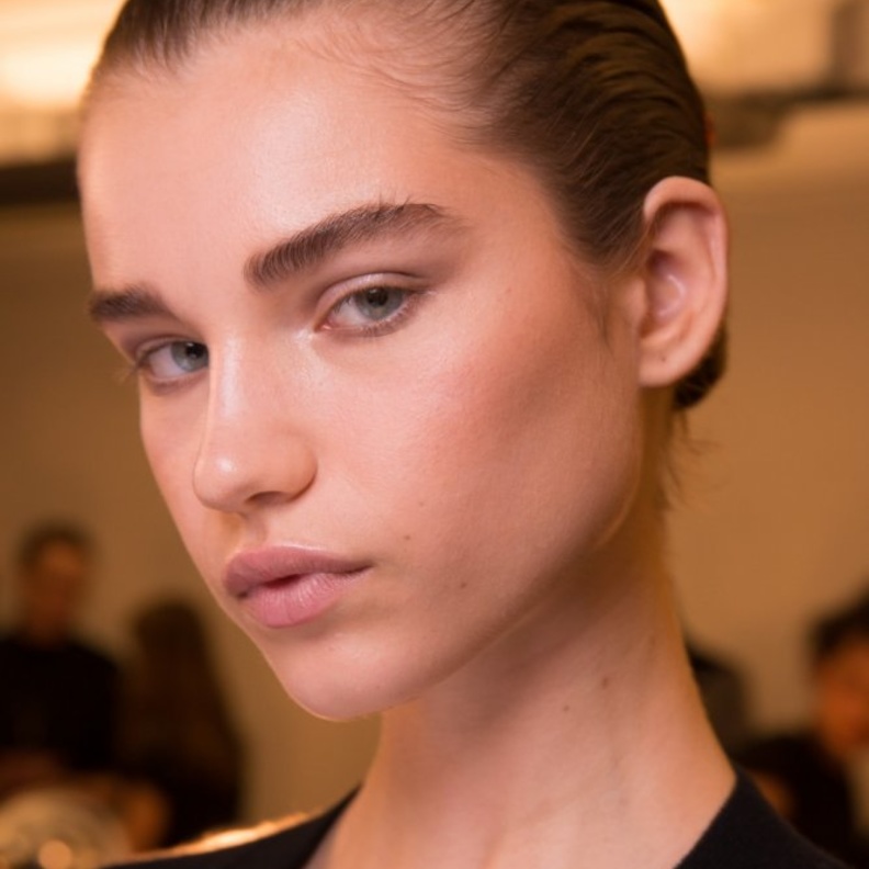 البلاشر الترابي بشكل أفقي لشتاء 2019 من Alexander Wang