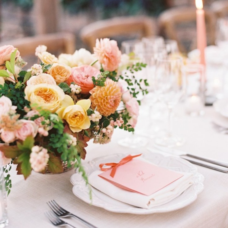 الزهور التي تحكي قصة أحدث افكار ديكورات الافراح