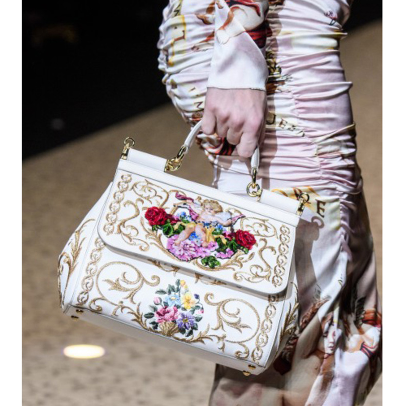 الحقائب المطرزة‎ ‎الكبيرة ‏والبيضاء من Fendi