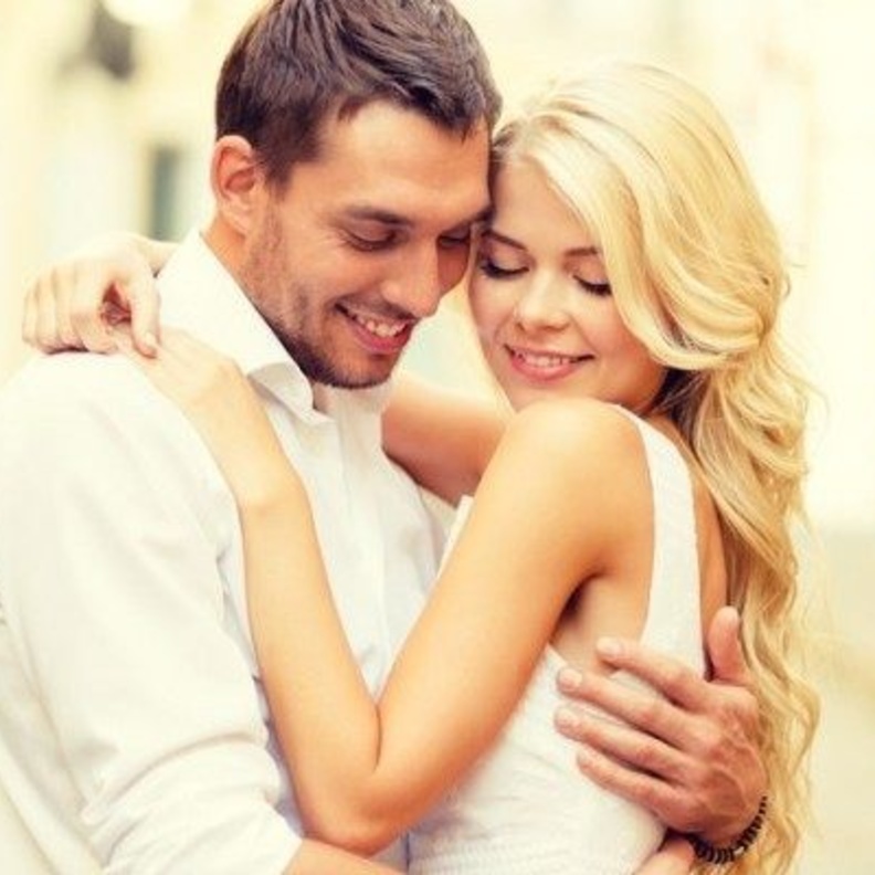 علامات حب الزوج لزوجته