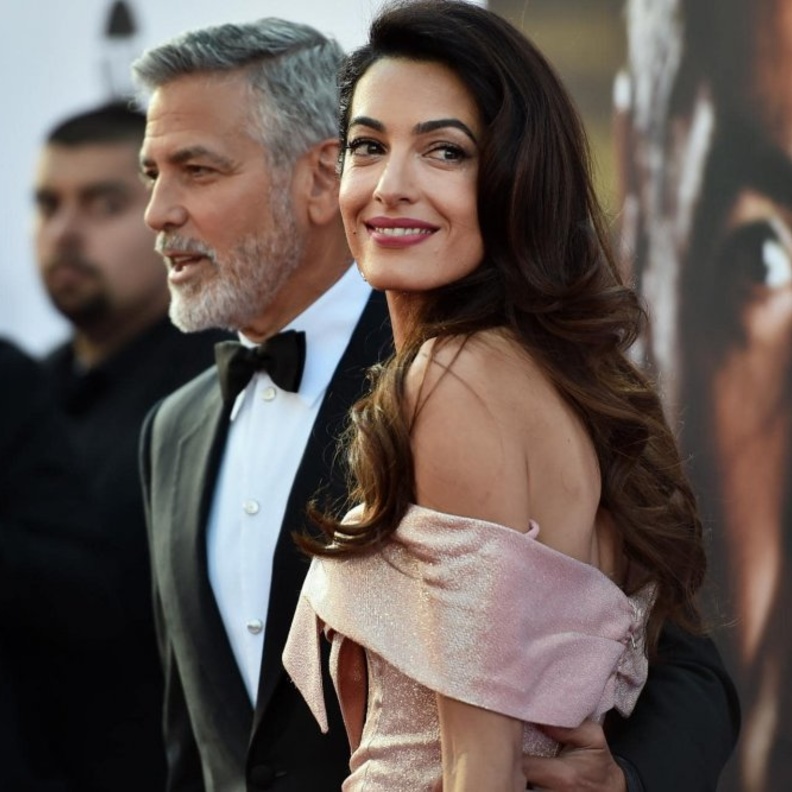 إليزابيث هيرلي (Elizabeth Hurley) وجاستين ثيرو (Justin Theroux) يتواعدان سرا