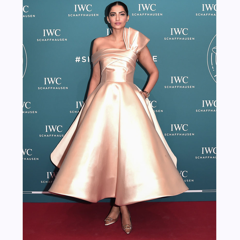 إطلالة ‏Sonam Kapoor‏ ببدلة رسمية باللون البنفسجي حملت توقيع دار كالفين كلاينCalvin Klein