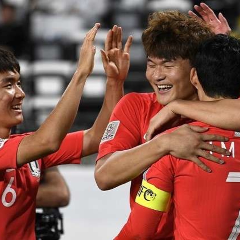 لاعبو المنتخب الكوري يحتفلون بالتأهل