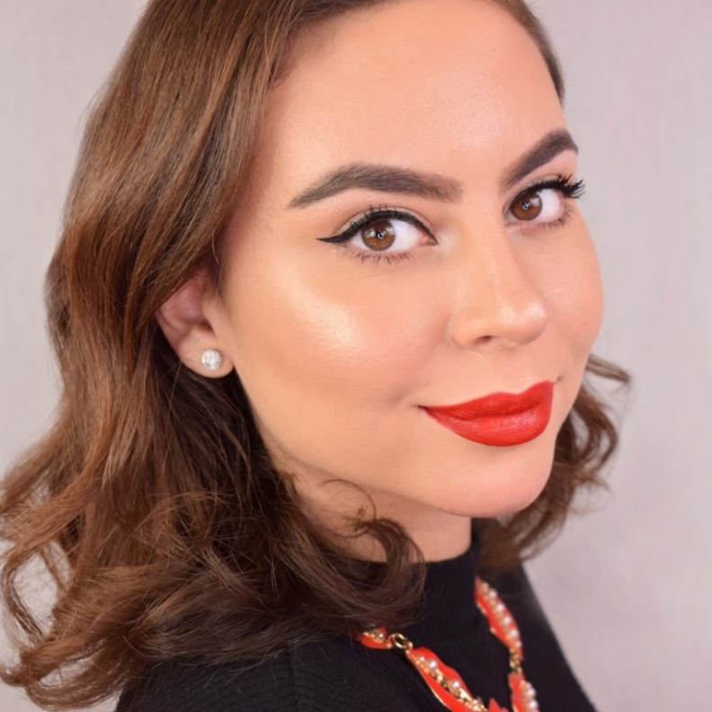 تألقي باطلالة ساحرة ليوم الحبّ مع Benefit Cosmetics