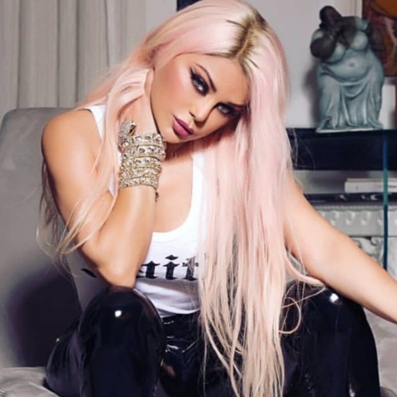 هيفاء وهبي تخلت عن لون شعرها الداكن