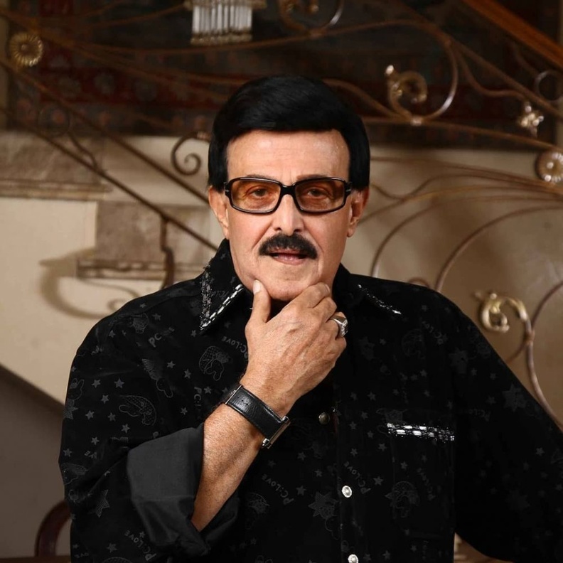 مصطفى فهمي وزوجته يحتفلان مع سمير غانم