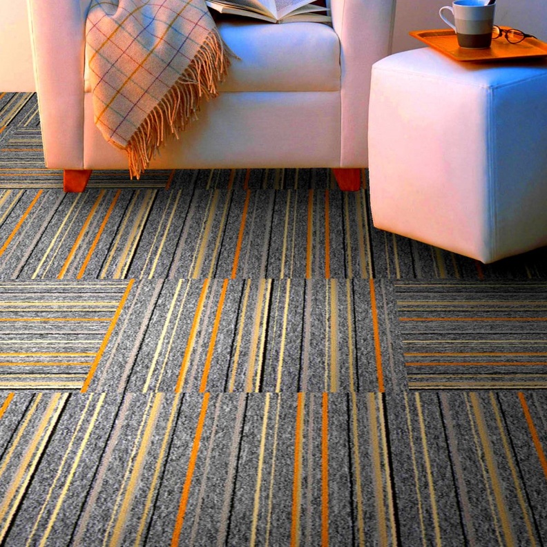 موكيت بألوان الأحمر والبرتقالي الجريء تنسجم مع دهانات الحوائط.