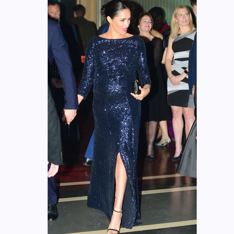 رفعت ميغان شعرها على شكل كعكة وإعتمدت ماكياجاً مناسباً لإطلالة مسائية