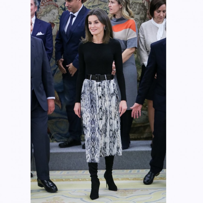 أضافت الملكلة أقراطا دائرية أنيقة وقامت بإسدالها شعرها