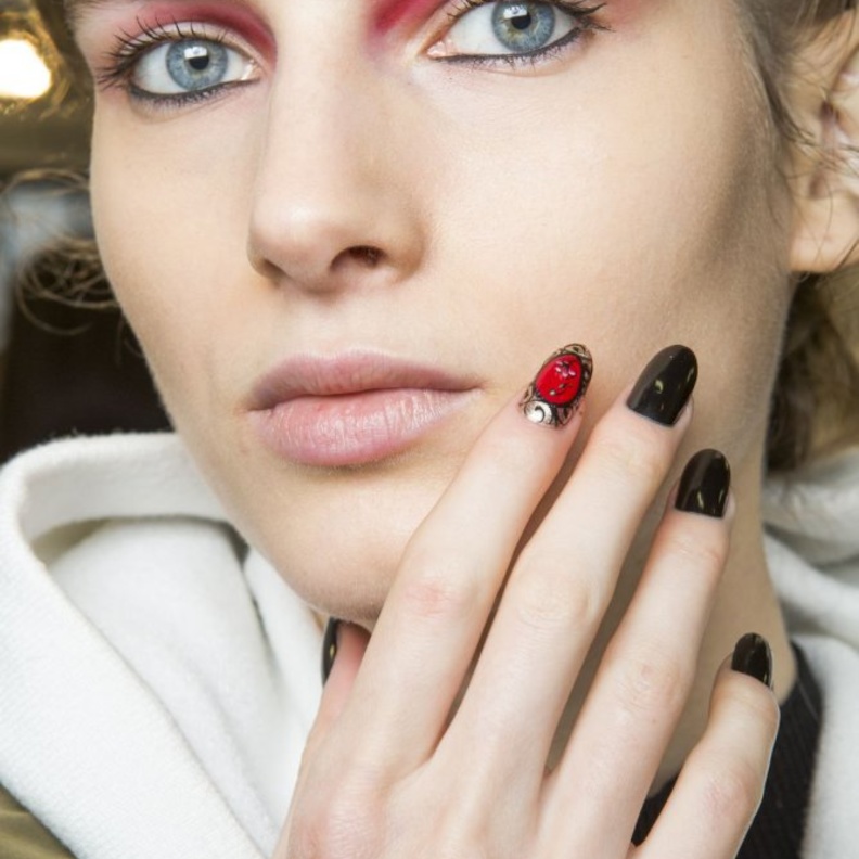 رسمات مناكير براقة وغريبة من Cushnie Et Ochs