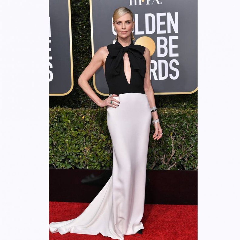 الليدي غاغا متألقة في فستان باللون الأزرق من فالنتينو