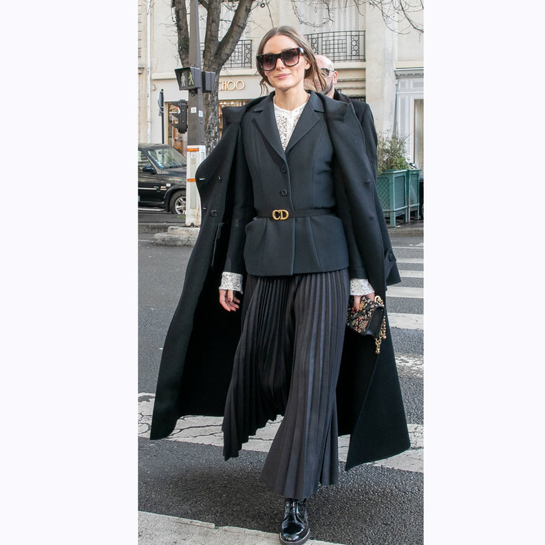 ‏ أوليفيا باليرمو ‏Olivia Palermo‏ اختارت تنورة مكسّرة مع البلايزر الكلاسيكية بإطلالة أنثوية ساحرة