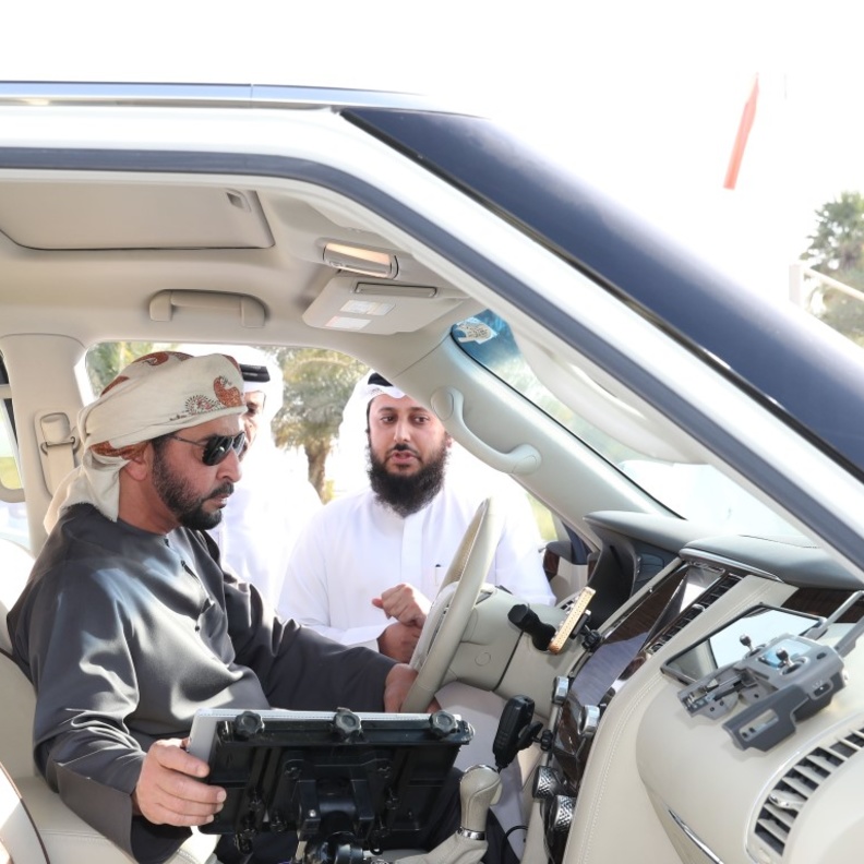 سمو الشيخ حمدان بن زايد آل نهيان ممثل الحاكم في منطقة الظفرة يتفقد السيارة الذكية