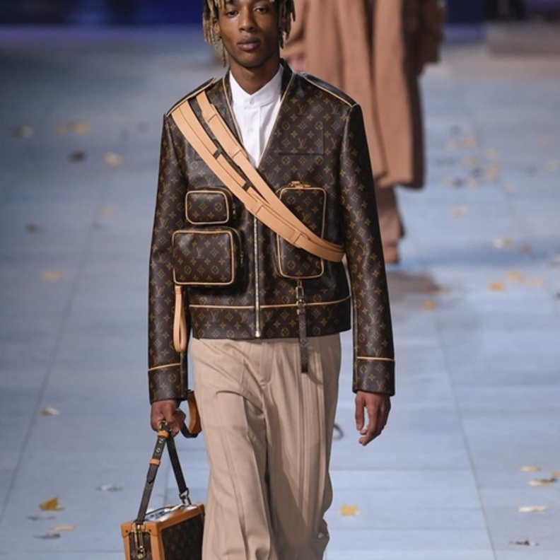 بدلات رسمية سوداء من  فالنتينو Valentino