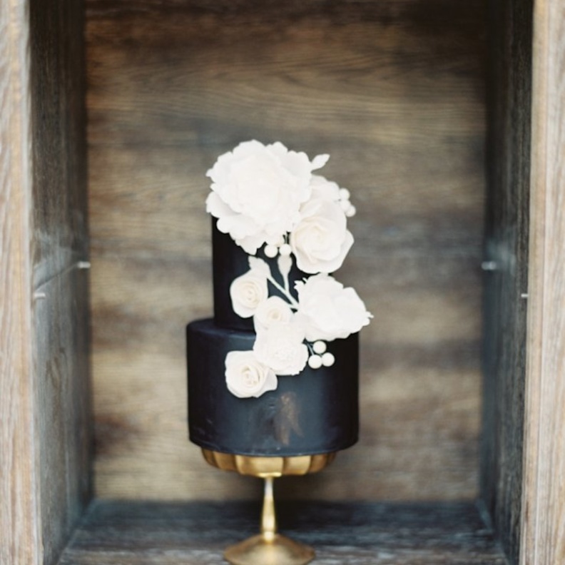 تصاميم كثيرة لكعكات الزفاف السوداء