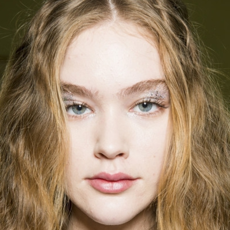 صيحة الغليتر الجريء على الجفون العليا من Carmen Marc Valvo