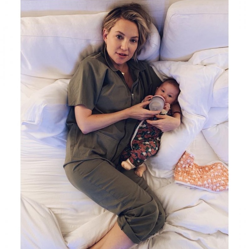 كيت هدسون في صورة لطيفة مع طفلتها الرضيعة "راني روز"