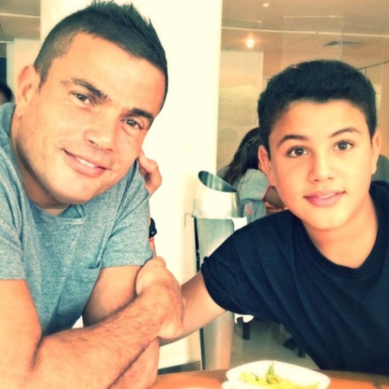 نجل عمرو دياب بأحدث صورة له مع والدته