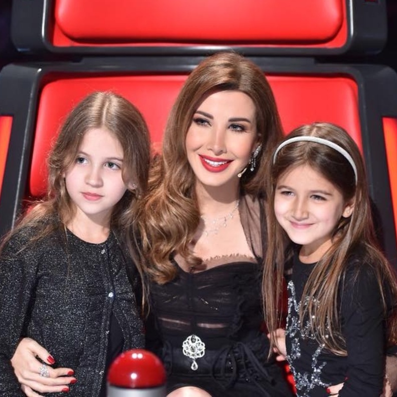 إطلالة شتوية بإمتياز من الفرو الى الجلد تجمع نانسي بإبنتيها