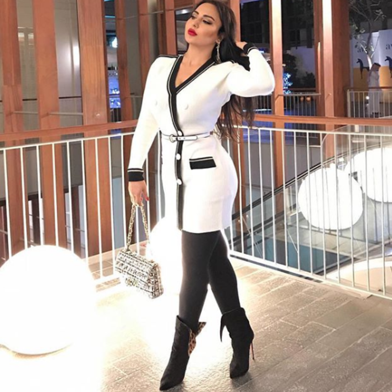 اختارت سهير القيسي فستان أحمر ماكسي زينت خصره بحزام أسود