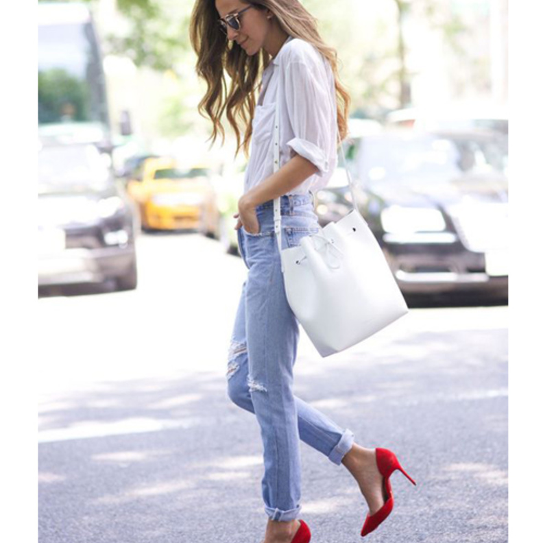  اختاري حذاء باللون الأحمر مع أزيائك السوداء لاطلالة أنيقة ولافتة