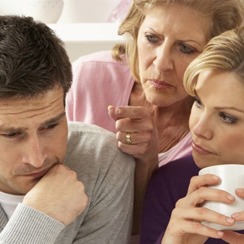 كيف تتصرف الزوجه اذا تشاجر زوجها مع والدته