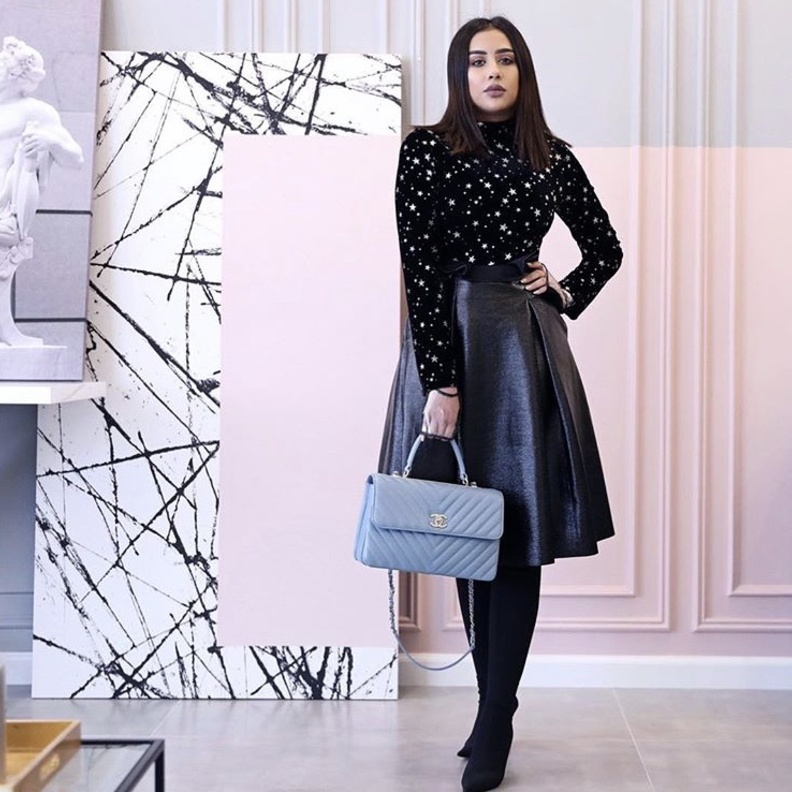 إطلالة شبابية جريئة على جراء موضة athliesure الدارجة مع حقيبة بلون فوشي صاخب