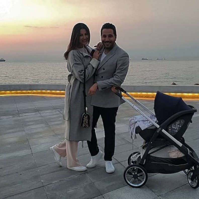 وسام بريدي وزوجته ريم بنزهة مع طفلتهما بيلا ماريا على شواطئ لبنان