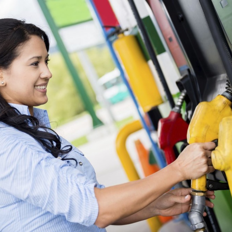 احرصي دائما على إغلاق محرك سيارتك أثناء عملية تزويد السيارة بالوقود