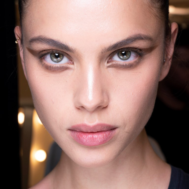 الآيلاينر السائل والمات باللون البني على طريقة دار ‏Burberry