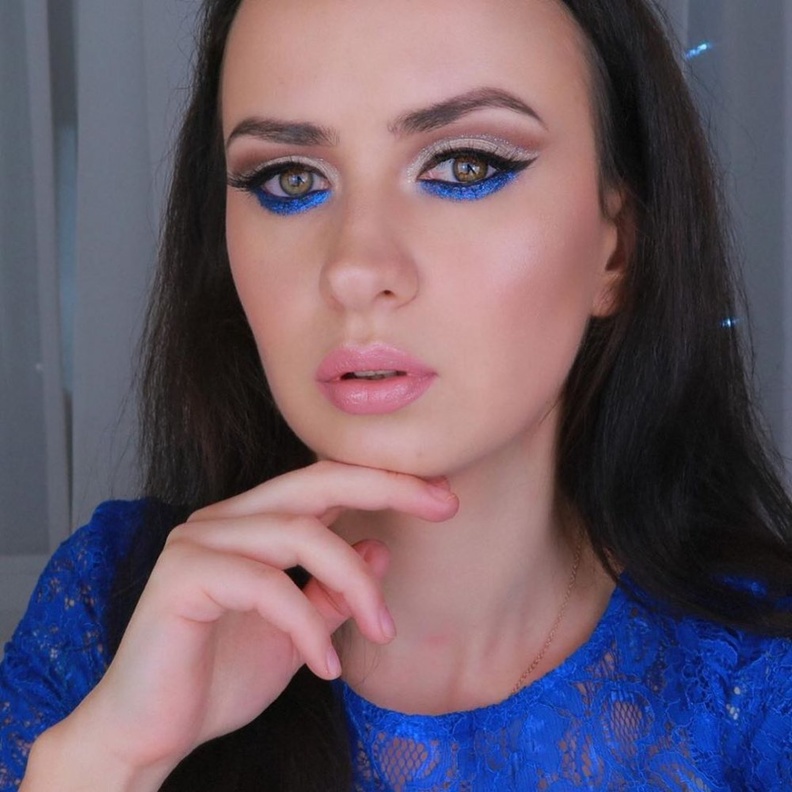 اطلالة ساحرة و جذابة بمكياج عيون الجليتر باللون الازرق للعروس