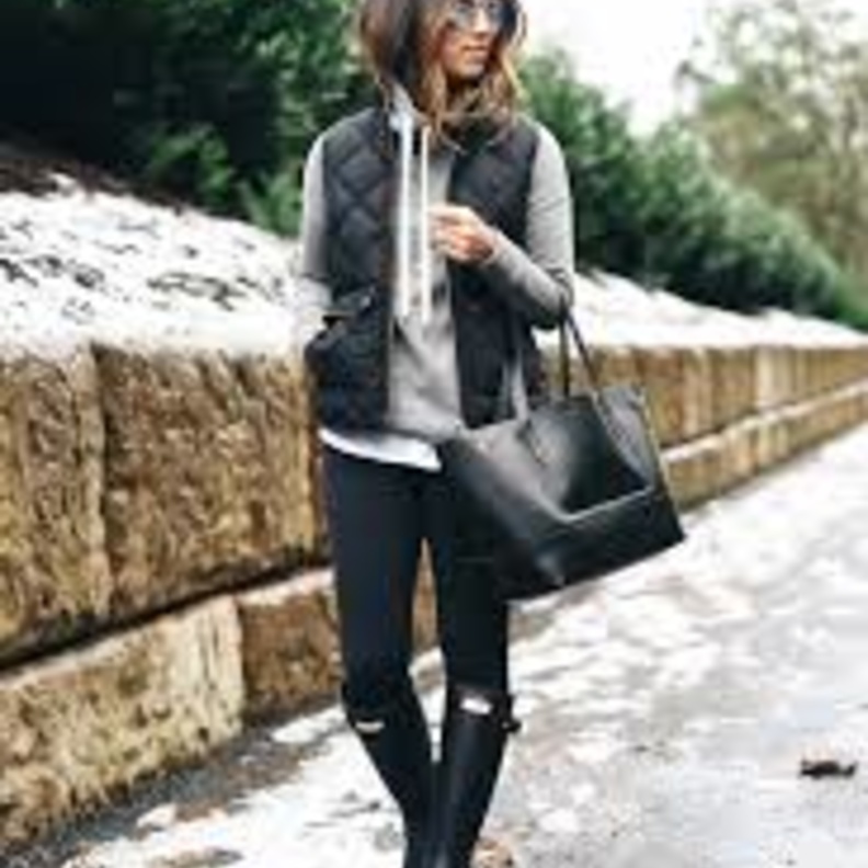 اختاري فيست الفرو على طريقة سيلينا غوميز ونسقيه في الشتاء مع بنطلون الجلد