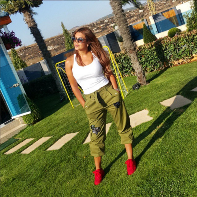 أمل بوشوشة بلقطات من امام فيلتها