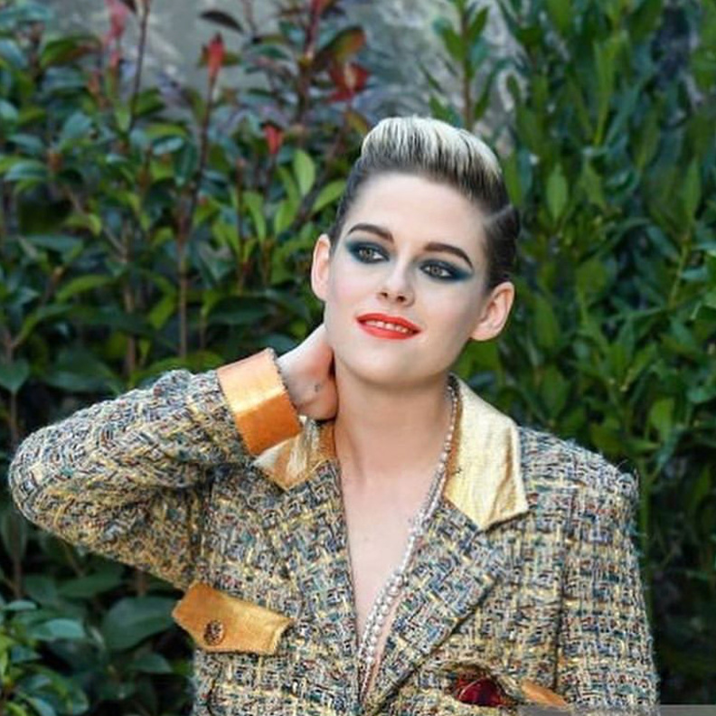 كريستين ستيوارت في عرض شانيل هوت كوتور في باريس اليوم 