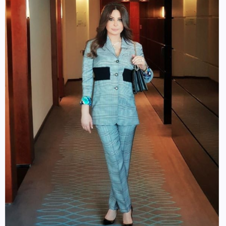 اعتمدت اليسا اطلالة أنيقة في المؤتنر الصحفي في بدلة باللون الرمادي