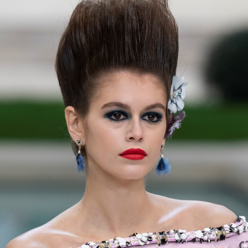 تسريحات شعر عالية ومبعثرة لصيف 2019 من شانيل