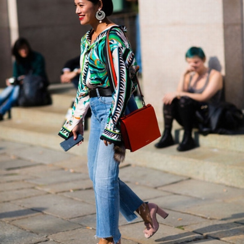 القمصان المعرقة بنقشة النمر أبرز صيحات الموضة لهذا الموسم