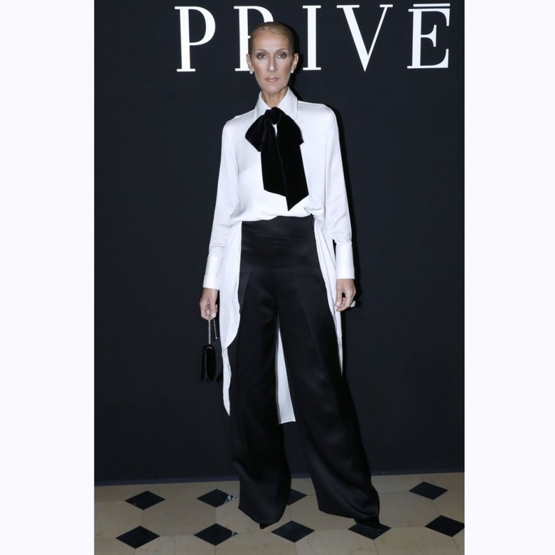 Caroline DE MAIGRET أطلّت في عرض شانيل بجاكيت متعددة الألوان نسّقتها مع سروال دينيم باللون الذهبي