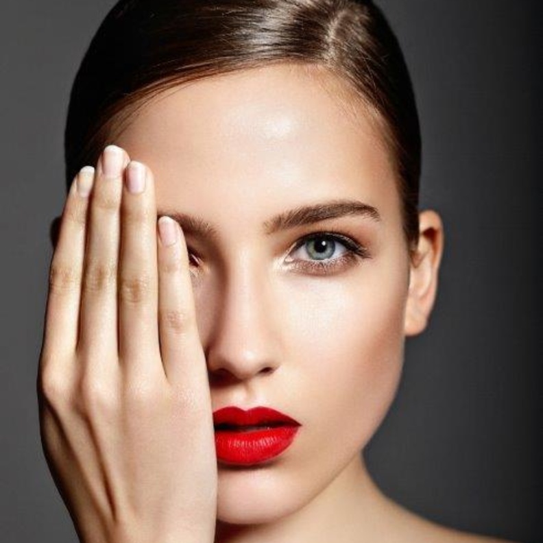 Instaglam.. نخبة خبراء التجميل في أي مكان أو وقت بلمسة واحد