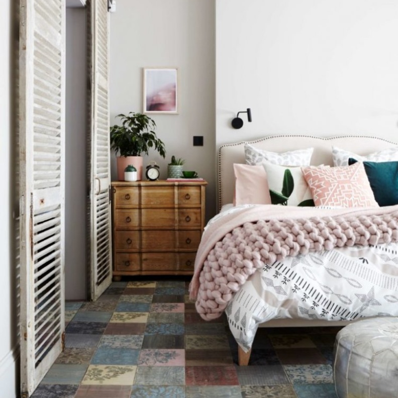 أرضية غرفة نوم بشكل خلية نحل وبألوان الباستيل