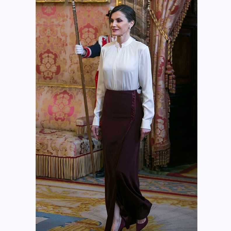 ليتيزيا ملكة إسبانيا ترتدي قميص ساحر من Hugo Boss