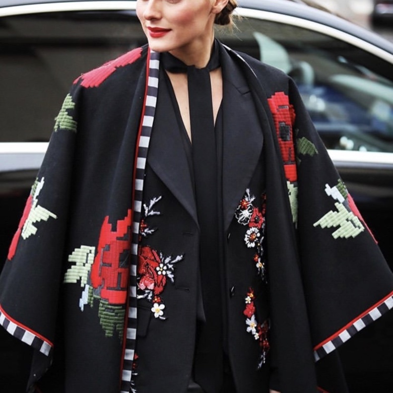 أوليفيا باليرمو أثناء توجهها لحضور عرض أزياء إيلي صعب في باريس 