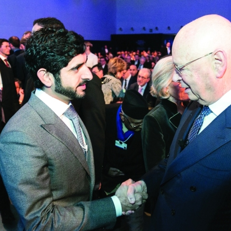 سمو الشيخ حمدان بن محمد بن راشد آل مكتوم ولي عهد دبي مصافحاً كلاوس شواب عقب توقيع الاتفاقية