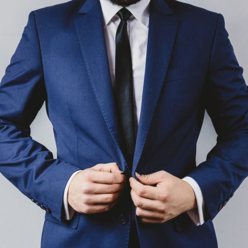 غالباً ما نراه بالبدلة الرسمية لأنه يثق بأن الظهور بمظهر أنيق سيسمح له التقدّم بالعمل