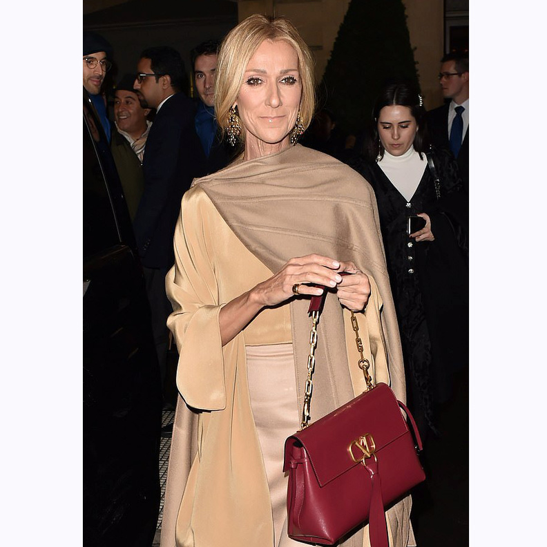 لفتت الأنظار ببدلة فضية من Ronald van der Kemp نسقتها مع أكسسوارات ذهبية