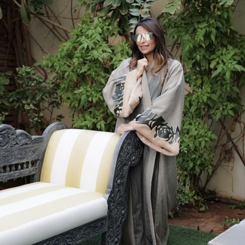 إطلالات منسقة الأزياء السعودية هلا الحارثي بالعباية